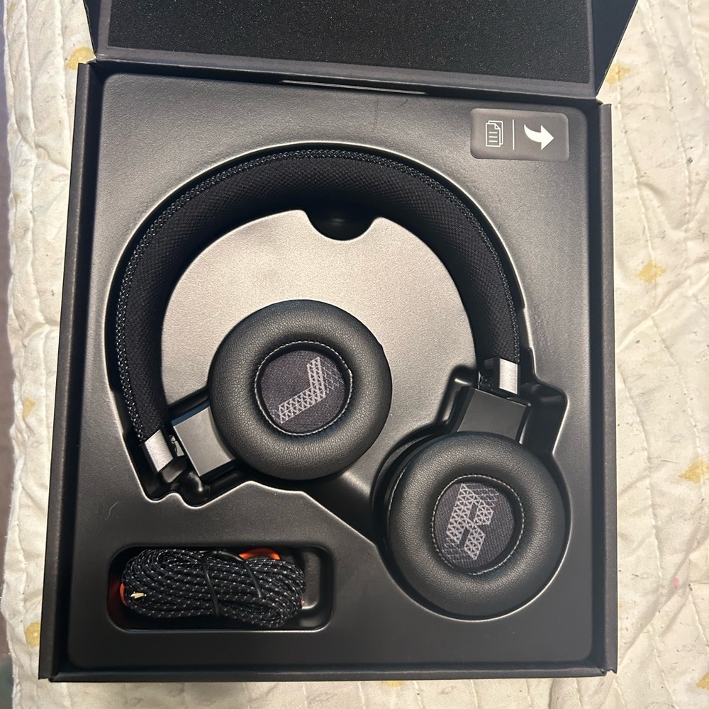 NWT JBL Live460 adaptive noise canceling headphones